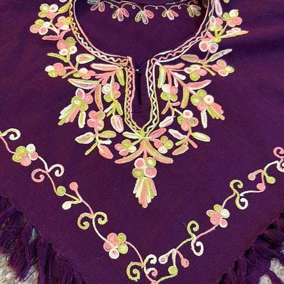 NWOT girls Purple floral hand Embroidered Poncho with Fringe size 3/4 - Picture 5 of 5